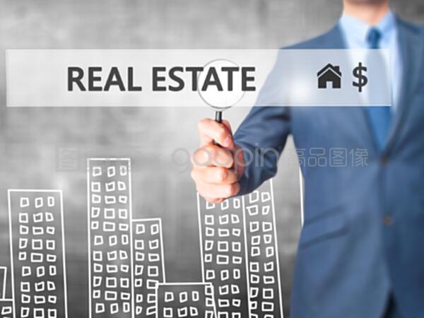 房地產經紀人按下虛擬屏幕上的按鈕。